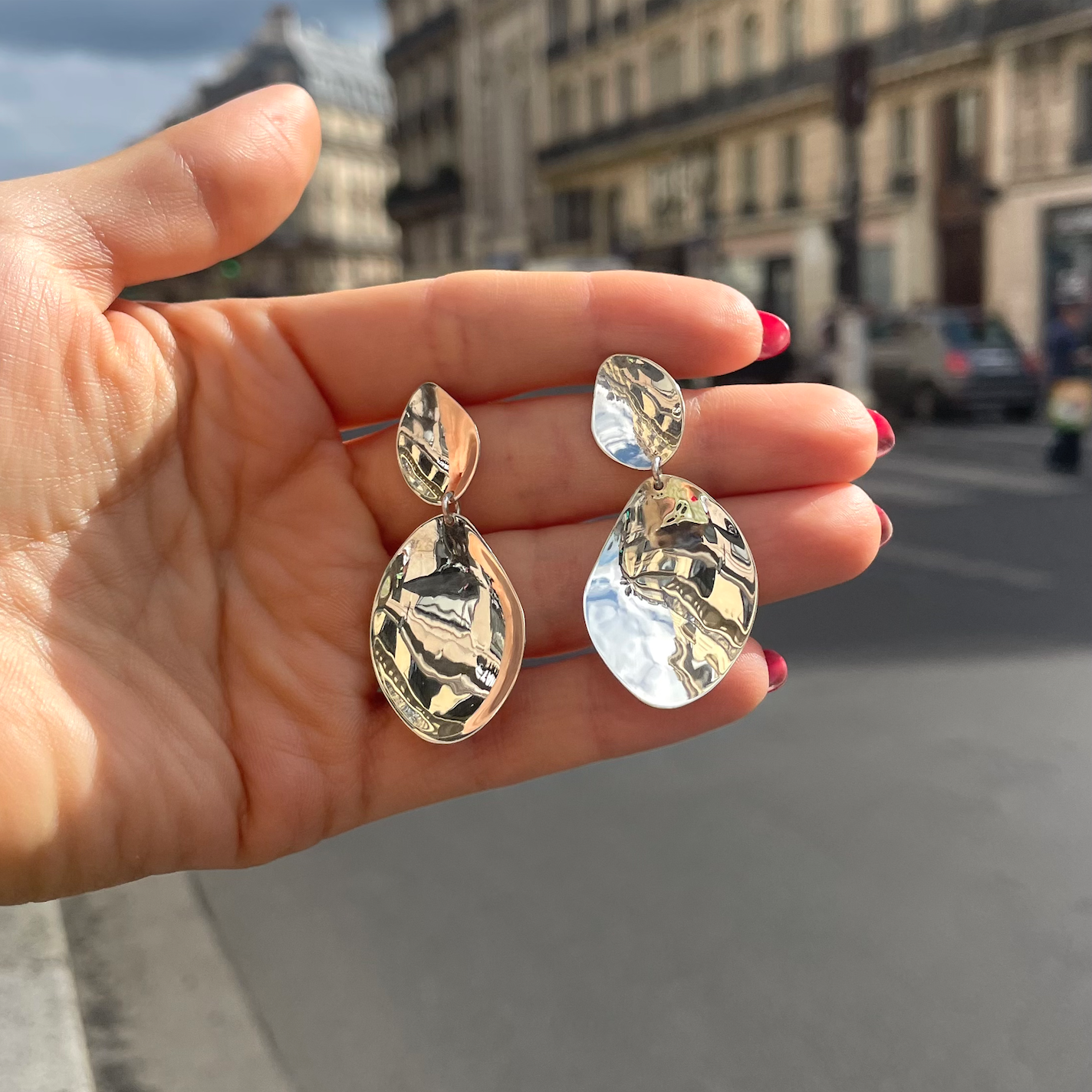 Aretes colgantes de pétalos