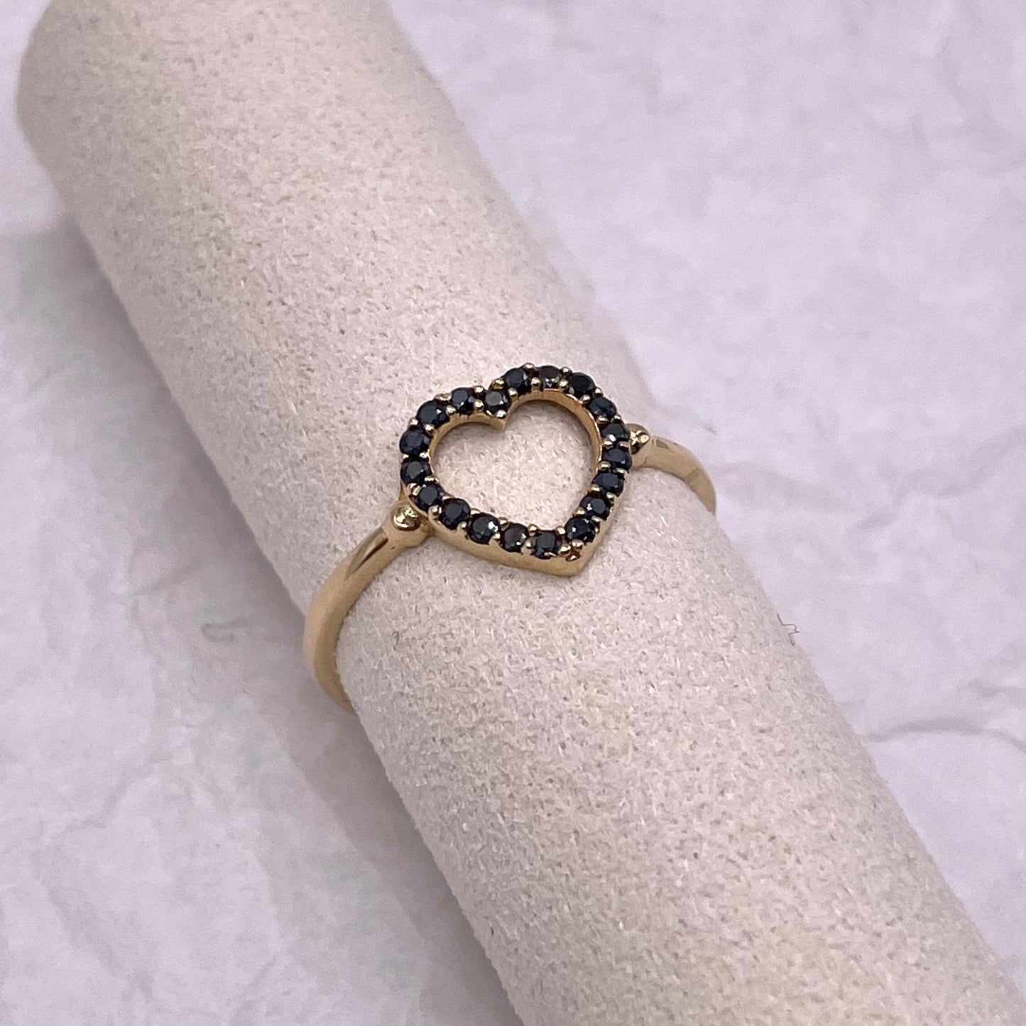 Anillo de corazón negro