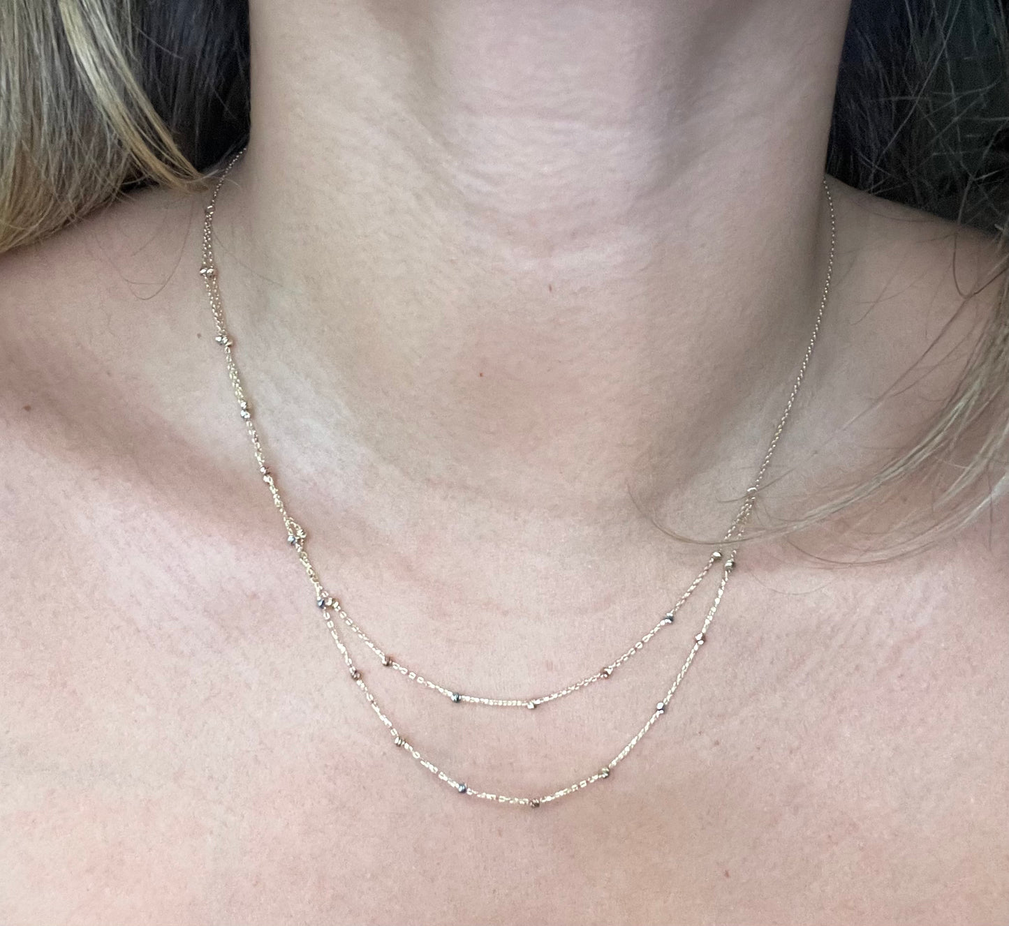 Double chain necklace with tricolor gold spheres