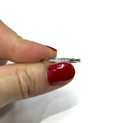 Anillo cruzado con moissanitas