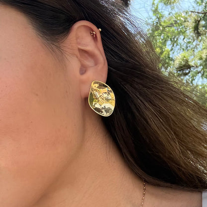 Aretes de pétalos medianos