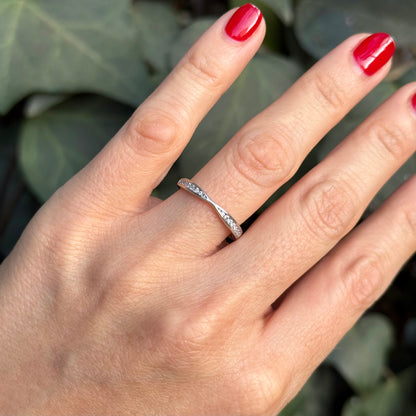 Anillo cruzado con moissanitas