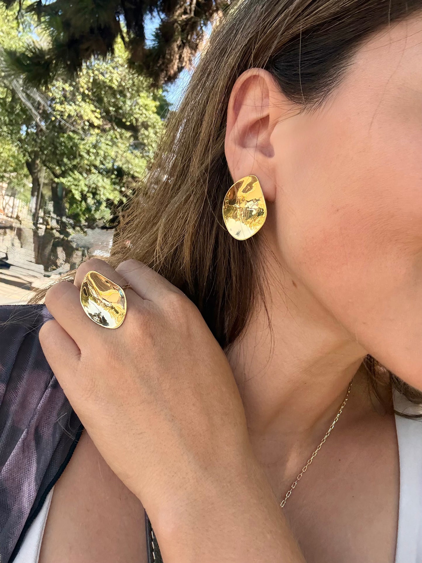 Aretes de pétalos medianos