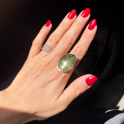 Anillo de pétalo mediano