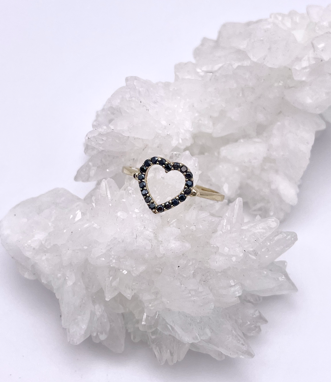 Anillo de corazón negro