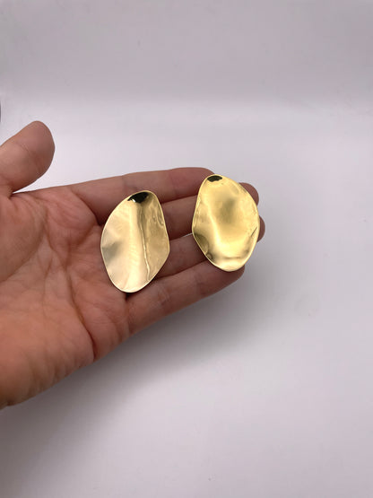 Aretes de pétalos grandes