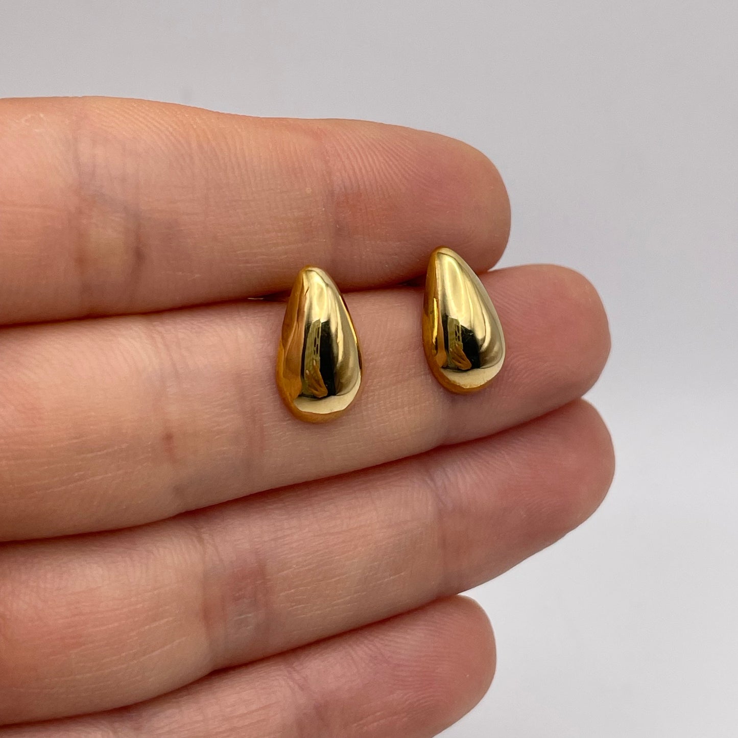 Aretes pera de oro 18K